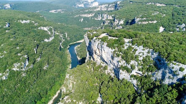 フランスの空中ビューでArdecheの峡谷 - 写真・画像