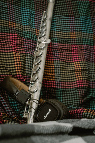 Kopfhörer und Flöte auf Textur - Foto, Bild