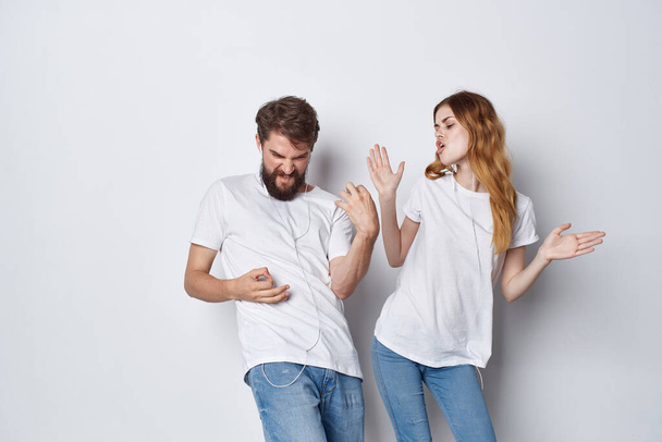 młoda para w białych t-shirtach zabawa rozrywka przyjaźń pozytywne - Zdjęcie, obraz