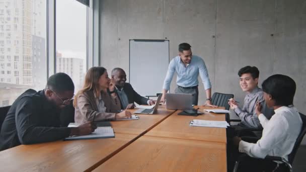 Úspěšní spokojení kolegové obchodní partneři multiraciální podnikatelé manažeři smích radovat s úsměvem oslavit úspěch sedí v kanceláři setkání brainstorming briefing diskutovat o zahájení projektu - Záběry, video