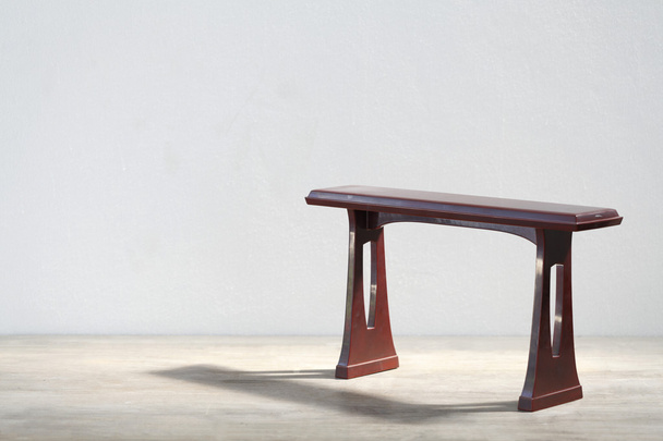 Pequeña mesa de madera antigua en luz natural
 - Foto, Imagen