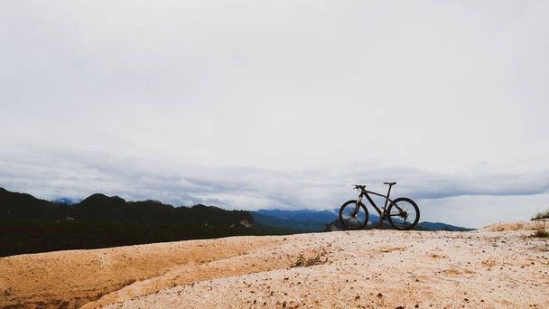 Vélo stationné sur une montagne avec une belle vue, 6 août 2021, Surat Thani, Thaïlande. - Photo, image