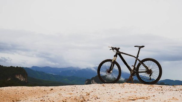 Ποδήλατο σταθμευμένο σε ένα βουνό με όμορφη θέα, 6 Αυγούστου 2021, Surat Thani, Ταϊλάνδη. - Φωτογραφία, εικόνα