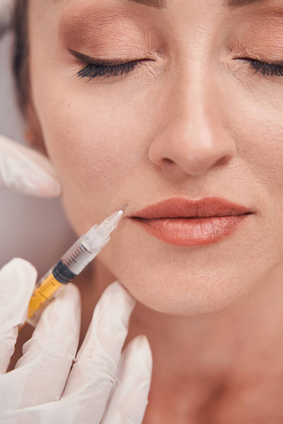 Kaunis nainen tekee täyteainetta injektioita nenän taittuu - Valokuva, kuva