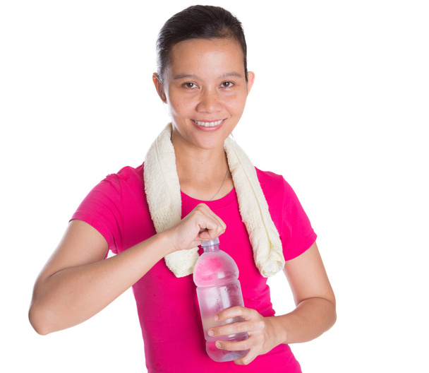 Mujer asiática con agua mineral
 - Foto, imagen