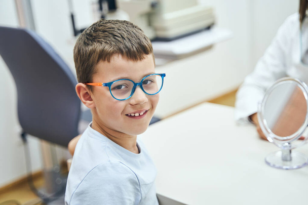 Adorable enfant ayant rendez-vous avec un ophtalmologiste en clinique - Photo, image