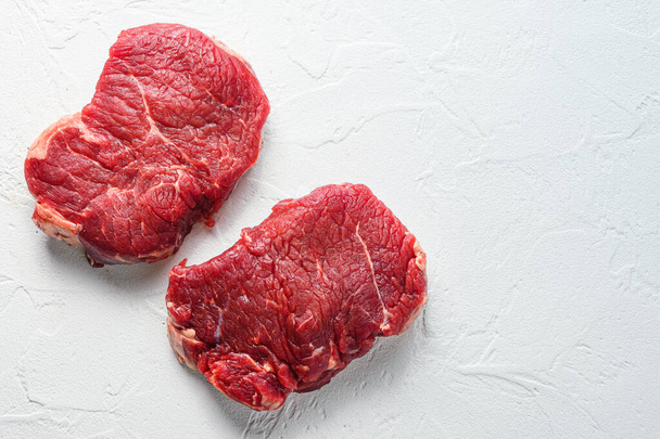 Kalça bifteği, çiftlik organik çiğ eti, beyaz desenli arka plan. Metin için üst görünüm alanı - Fotoğraf, Görsel