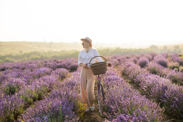 Beautiful woman on the lavender field - Foto, Imagen