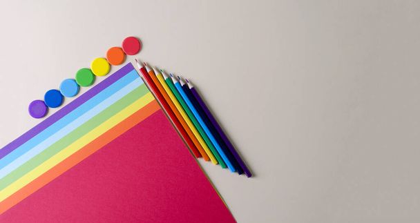 Bej arka planda pastel kağıt, kalem ve gökkuşağı renkleri. Yaratıcılık, düz düzen, kopyalama alanı - Fotoğraf, Görsel