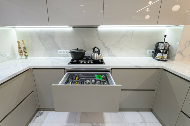 Tiroir ouvert avec couverts à la cuisine moderne en woden blanc dans un style classique - Photo, image