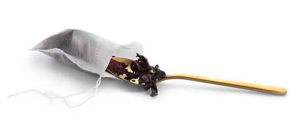 Bolsas de té y cuchara con hojas secas sobre fondo blanco - Foto, Imagen