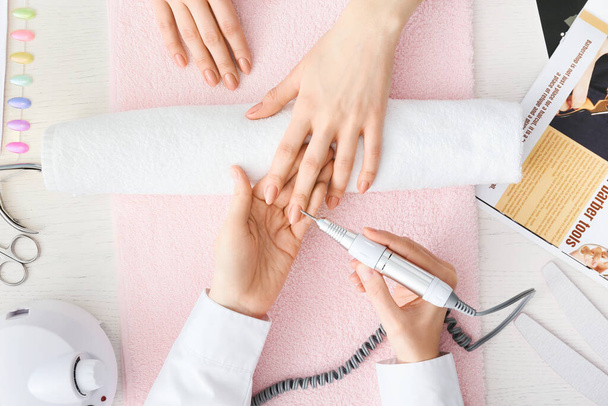 Mestre de manicure trabalhando com cliente feminino no salão de beleza - Foto, Imagem