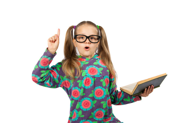Tyttö silmälasien kanssa lukemassa kirjaa
 - Valokuva, kuva