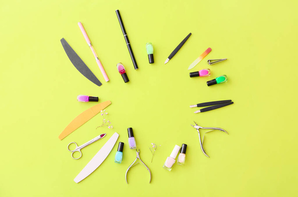 Rámeček z profesionálních nástrojů pro manikúru a lak na nehty na barevném pozadí - Fotografie, Obrázek