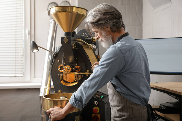 Vanhempi mies käyttää modernia kahvia paahdin - Valokuva, kuva