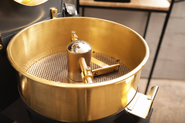 Moderne koffiebrander koeling lade, close-up uitzicht - Foto, afbeelding