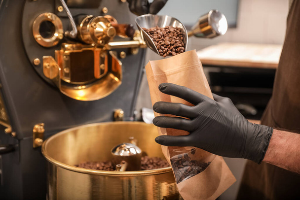 Homme emballage grains de café après torréfaction - Photo, image