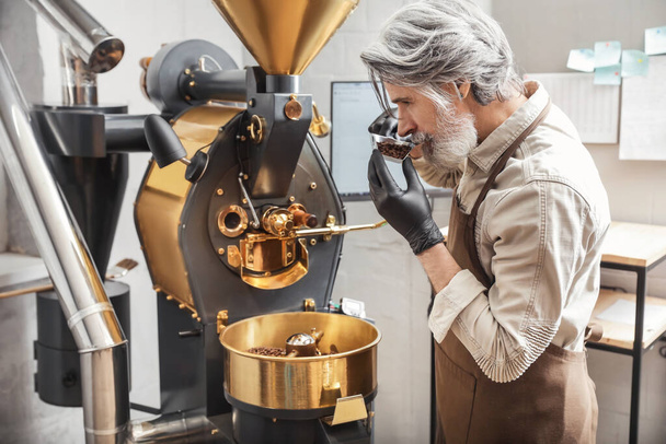 Senior man met moderne koffiebranderij - Foto, afbeelding