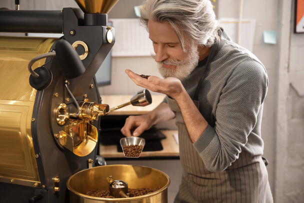 Ανώτερος άνθρωπος που χρησιμοποιεί σύγχρονο βραστήρα καφέ - Φωτογραφία, εικόνα