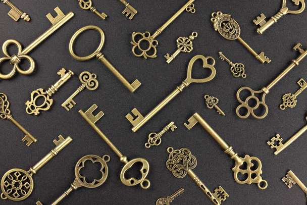 isolato vintage vecchia chiave d'oro e bronzo - Foto, immagini