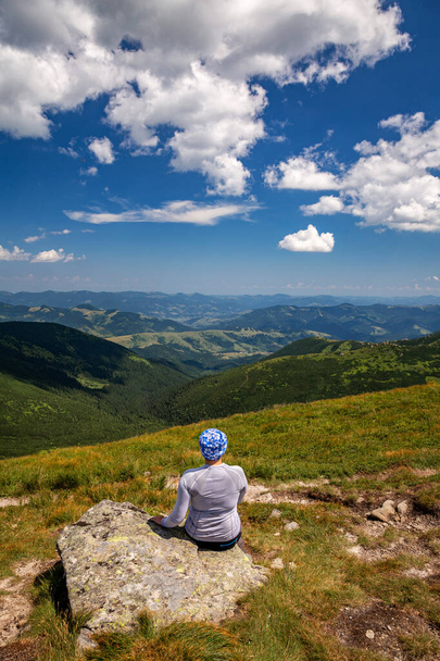 カルパチアの美しい景色を望む山の中の女の子ハイカー.  - 写真・画像