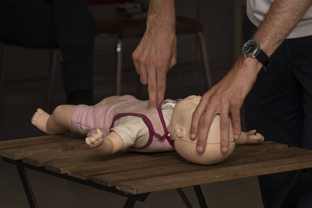 Tel Aviv, Israel - 5 de agosto de 2021: Técnica de soporte vital demostrada en una muñeca de RCP en un curso en Tel Aviv, Israel. - Foto, imagen
