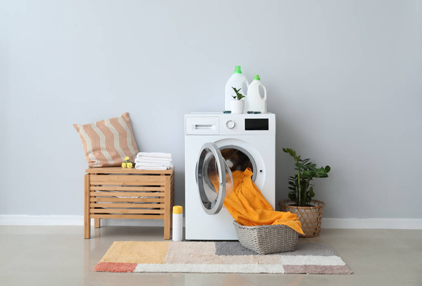 現代的な洗濯機付きのバスルームのインテリア - 写真・画像