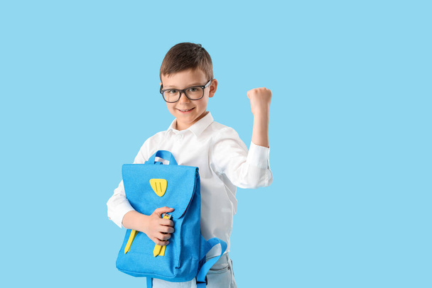 Renkli sırt çantalı mutlu küçük okul çocuğu. - Fotoğraf, Görsel