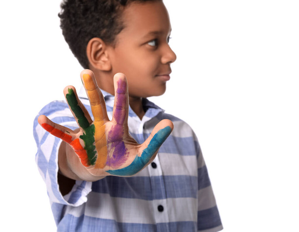 Niño afroamericano con la mano pintada sobre fondo blanco - Foto, imagen