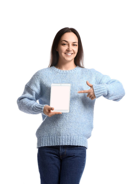 Νεαρή γυναίκα με υπολογιστή tablet σε λευκό φόντο - Φωτογραφία, εικόνα