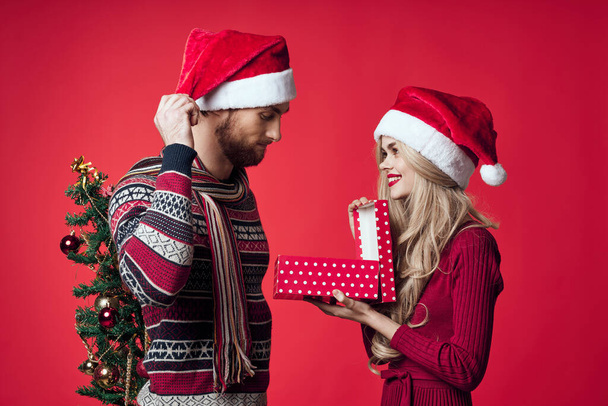 joyeux jeune couple cadeau vacances famille rouge fond Noël - Photo, image