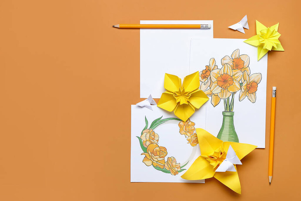 Origami narciso fiori e biglietti di auguri su sfondo a colori - Foto, immagini