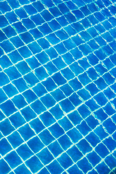 Морщины в бассейне
 - Фото, изображение