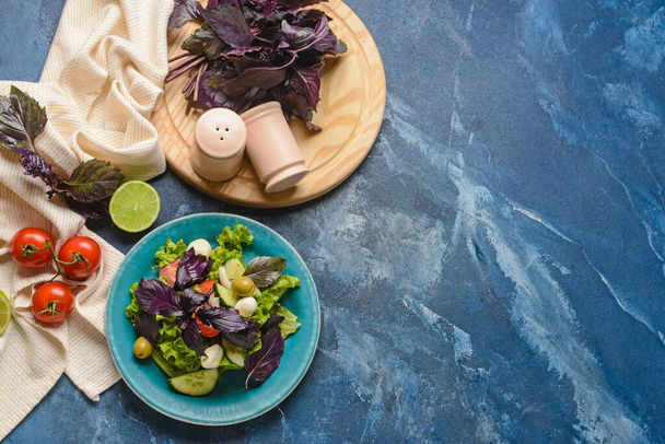 Composizione con gustosa insalata fresca e spezie su sfondo a colori - Foto, immagini