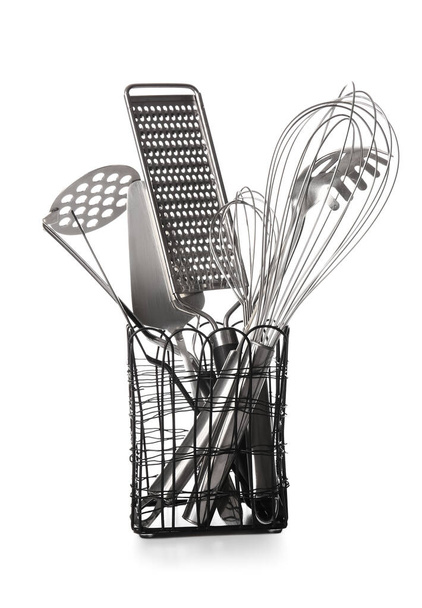 Elegante soporte con utensilios de cocina sobre fondo blanco - Foto, Imagen