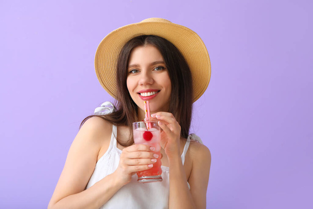Beautiful young woman with cocktail on color background - Φωτογραφία, εικόνα