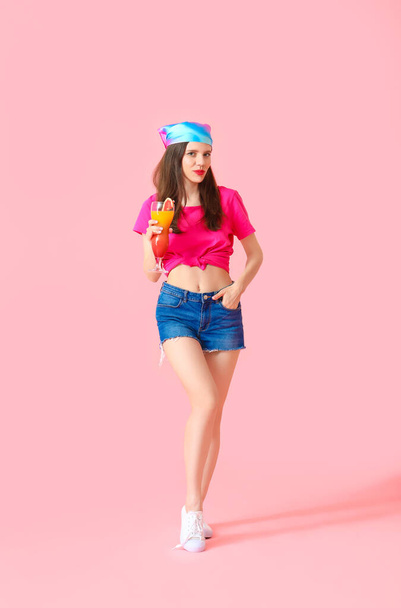 Beautiful young woman with cocktail on color background - Fotoğraf, Görsel