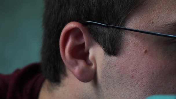 oor van een man liggend op een bed close-up - Video
