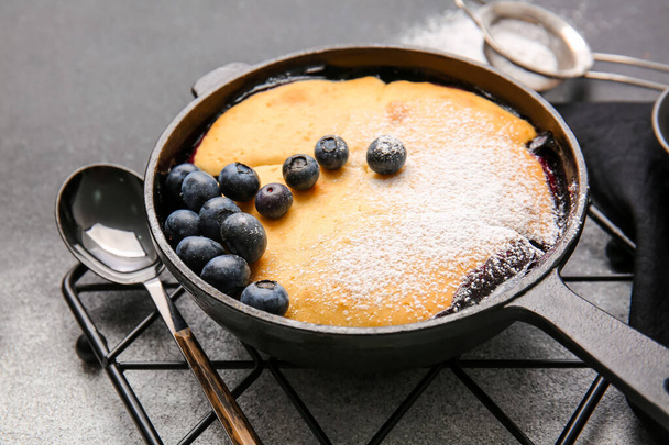 Frying pan with blueberry cobbler on grey background, closeup - Foto, imagen