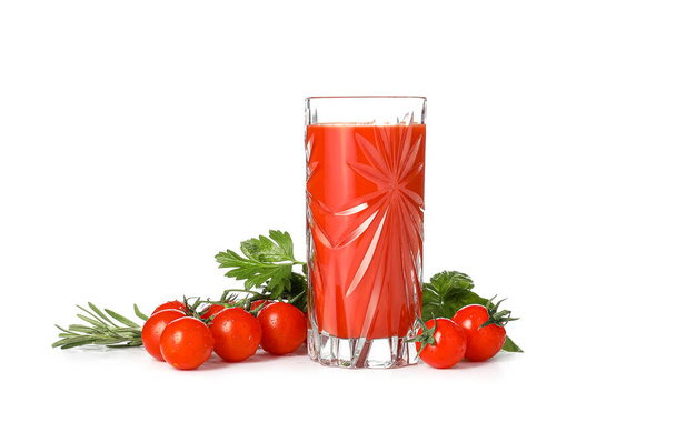 Verre de jus de tomate savoureux sur fond blanc - Photo, image