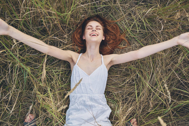 hezká veselá žena leží na trávníku prázdniny léto - Fotografie, Obrázek