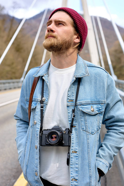 Young Caucasian Male Photographer Travel Alone, Walking With Camera. On Bridge - Foto, imagen