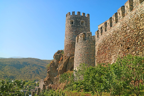 Incredibile, Esterno della Torre Medievale di Fortificazione Rabati nella città di Akhaltsikhe, Georgia - Foto, immagini