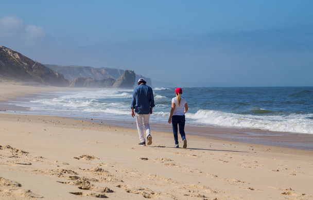 Couple à la plage près de Sao Martinho do Porto, Portugal - Photo, image