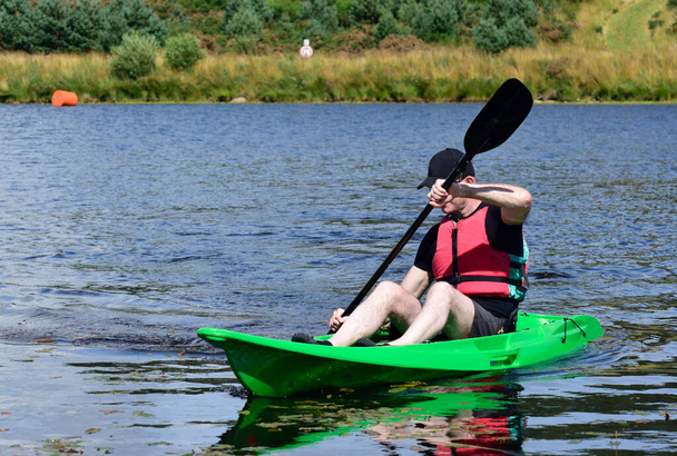 Kayak verde en Loch Lomond durante el verano  - Foto, imagen