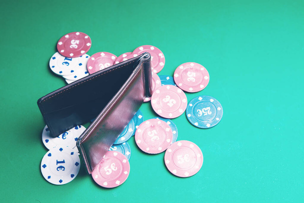 wallet and poker chips on the table - Fotografie, Obrázek