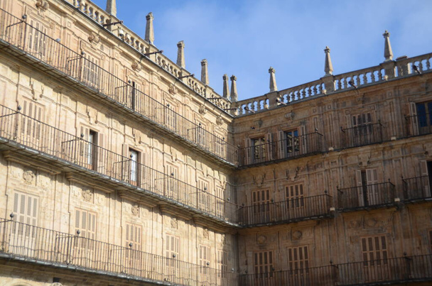Fasáda historické budovy s balkony a mnoha okny. Salamanca - Španělsko - Fotografie, Obrázek