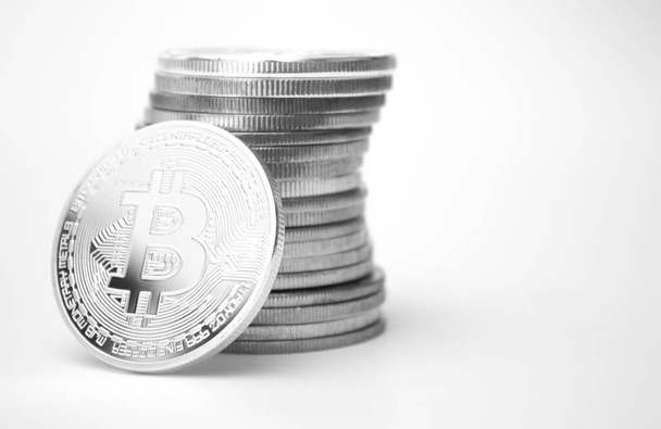 Stos bitcoinów na białym tle - Zdjęcie, obraz
