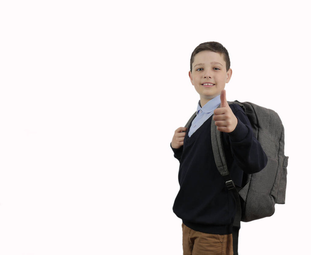 Мальчик с рюкзаком. Возвращение в школу - Фото, изображение