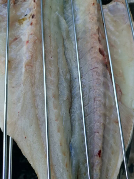 Barbacoa de pescado fresco con carbón vegetal en el verano de 2021 - Foto, imagen